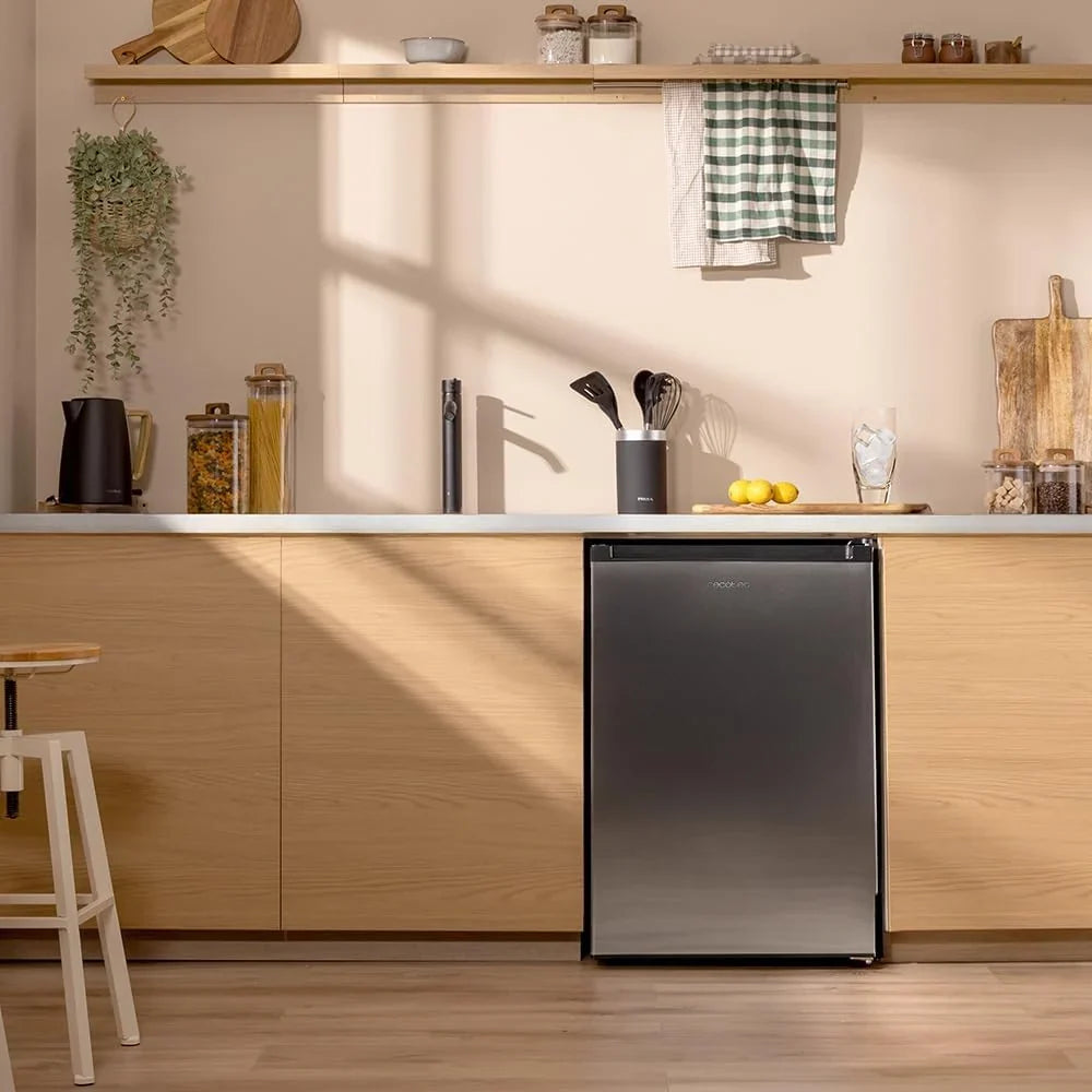 Cecotec Zamrażarka Pionowa Nablatowa 97 L Bolero CoolMarket TF 97 Inox, Klasa Energetyczna E, Kompaktowa konstrukcja, Drzwi odwracalne, 3 Szuflady, Wymiary 55,1 x 57,5 x 83,5 cm, Kolor Inox