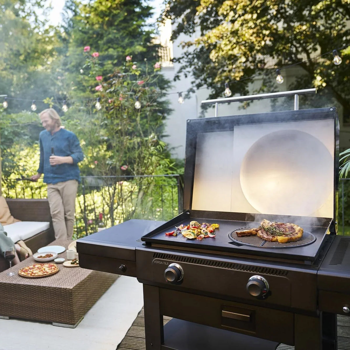 Char-Broil Grill Gazowy Versa-Tile, 2-Strefowy Grill Płytowy, Powierzchnia Gotowania: 70 x 50 cm, System Modułowy 3 w 1: Płyta, Ruszt i Piec do Pizzy