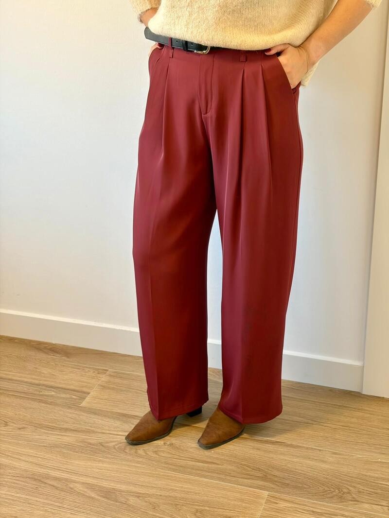 Pantalón pinzas cinturón burdeos